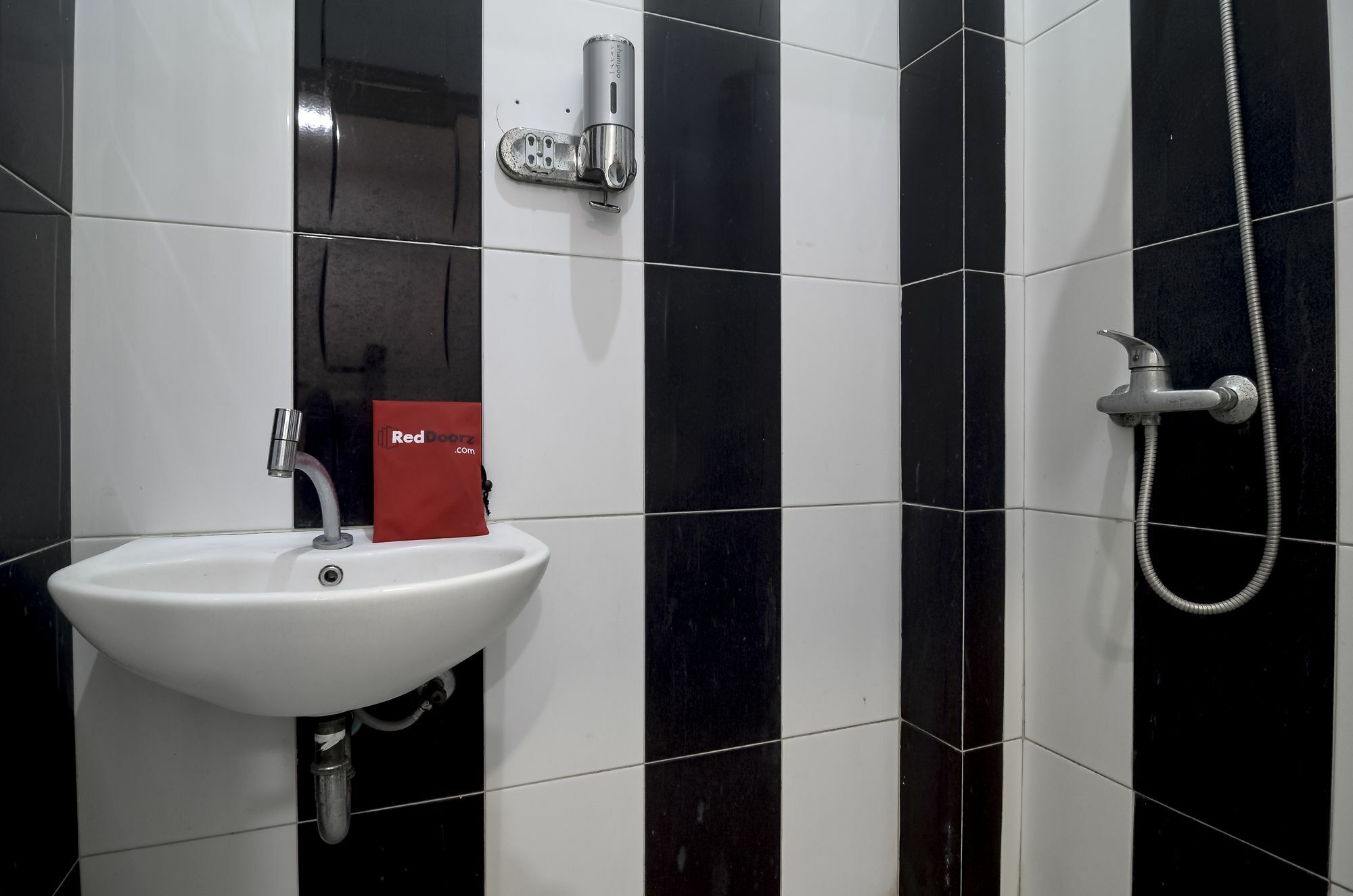 Reddoorz Near Poncol Station Hotel Semarang Exterior photo